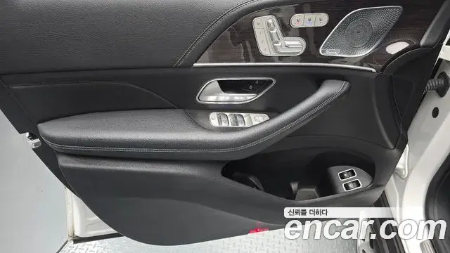 Mercedes-Benz GLE-Class 2021 — Photo 26/32