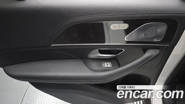 Mercedes-Benz GLE-Class 2021 — Photo 10/32