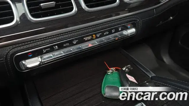 Mercedes-Benz GLE-Class 2021 — Photo 28/32