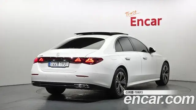 Mercedes-Benz E-Class 2025 — Photo 2/20