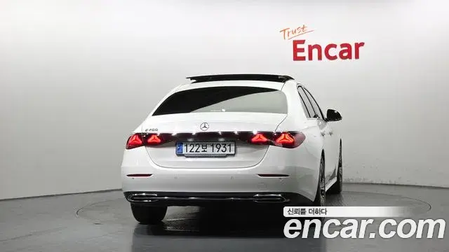 Mercedes-Benz E-Class 2025 — Photo 4/20