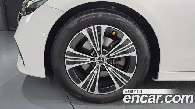 Mercedes-Benz E-Class 2025 — Photo 5/20
