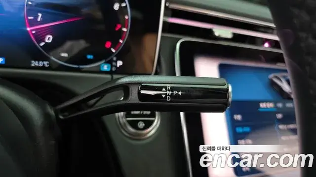 Mercedes-Benz E-Class 2025 — Photo 9/20