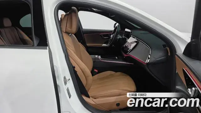 Mercedes-Benz E-Class 2025 — Photo 12/20