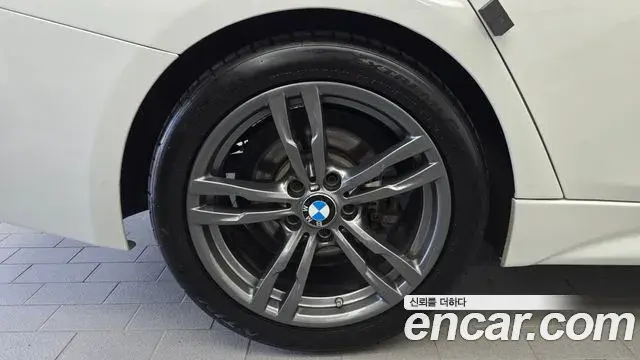 BMW 3 Series 2018 — ფოტო 13/29