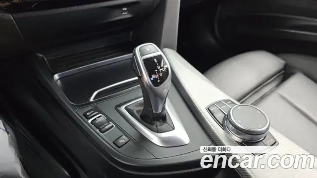 BMW 3 Series 2018 — ფოტო 18/29