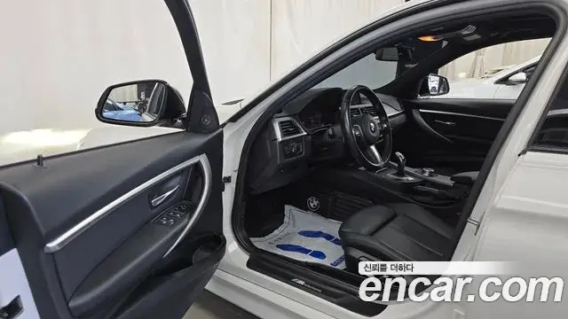 BMW 3 Series 2018 — ფოტო 23/29