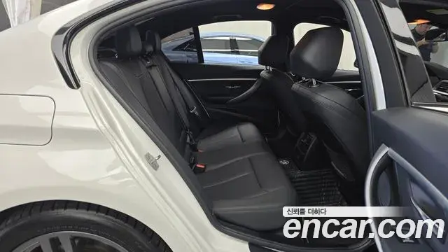 BMW 3 Series 2018 — ფოტო 11/29