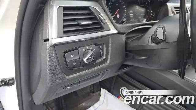 BMW 3 Series 2018 — ფოტო 12/29