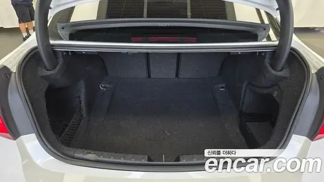 BMW 3 Series 2018 — ფოტო 25/29