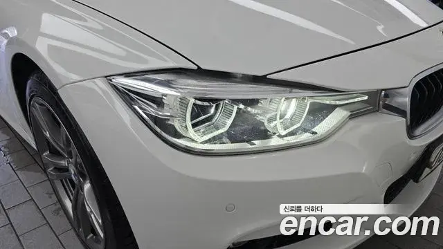 BMW 3 Series 2018 — ფოტო 17/29