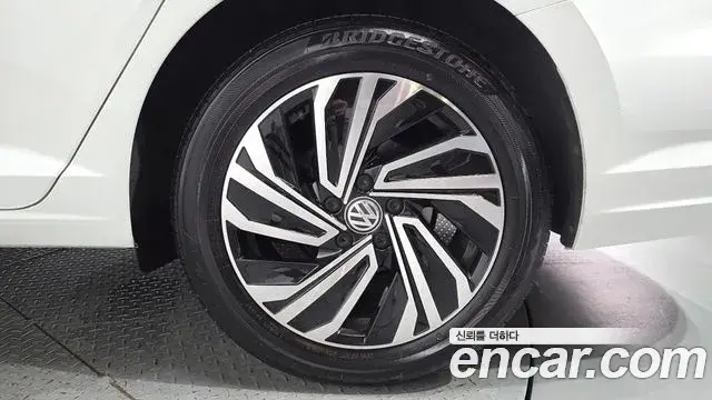 Volkswagen Jetta 2021 — ფოტო 29/31