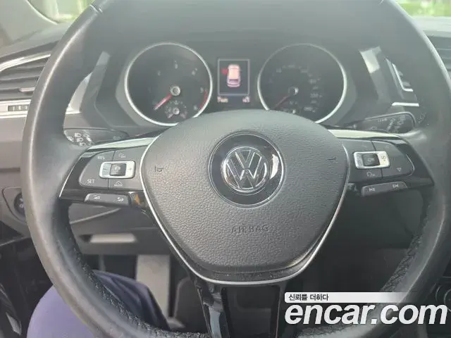 Volkswagen Tiguan 2018 — ფოტო 10/20