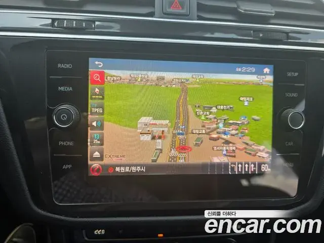 Volkswagen Tiguan 2018 — ფოტო 15/20