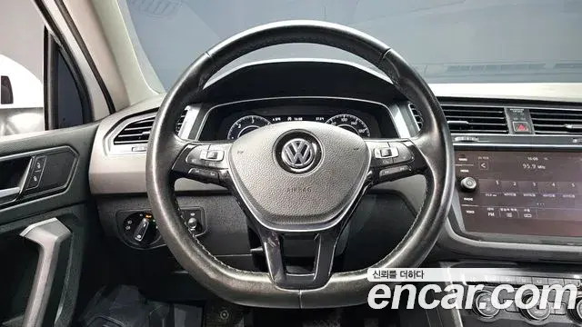 Volkswagen Tiguan 2018 — Şəkil 19/20