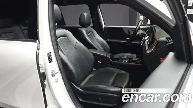 Mercedes-Benz GLB-Class 2021 — Фото 11/20