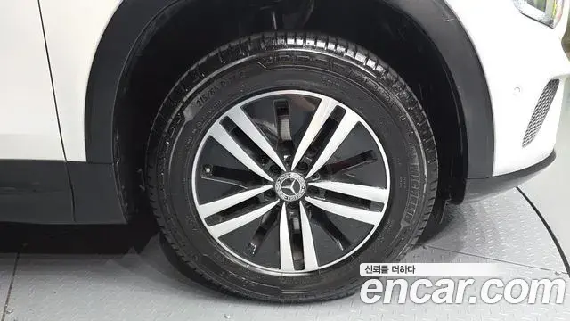 Mercedes-Benz GLB-Class 2021 — Photo 10/32