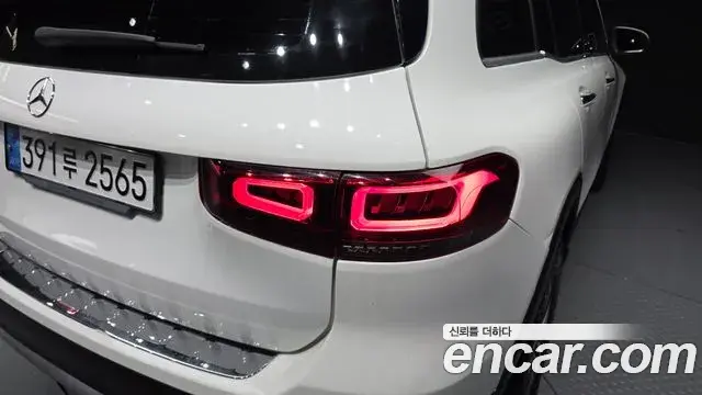 Mercedes-Benz GLB-Class 2021 — Photo 18/32