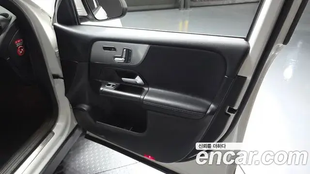 Mercedes-Benz GLB-Class 2021 — Photo 4/32