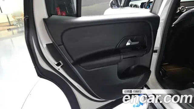 Mercedes-Benz GLB-Class 2021 — Photo 11/32