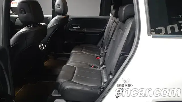 Mercedes-Benz GLB-Class 2021 — Photo 17/32