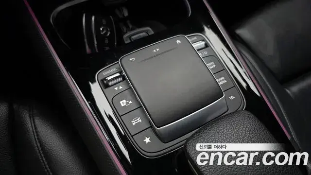 Mercedes-Benz GLB-Class 2021 — Photo 24/32