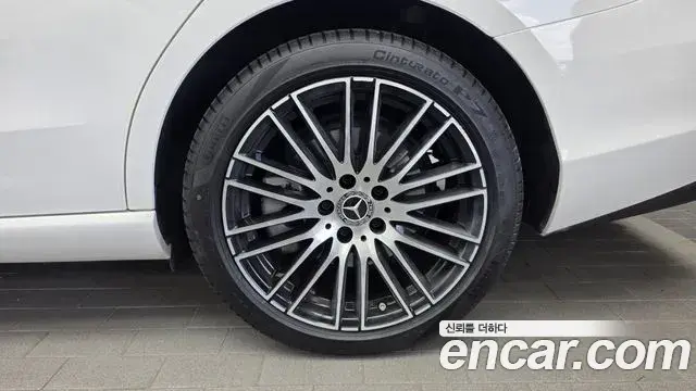 Mercedes-Benz C-Class 2025 — ფოტო 23/33