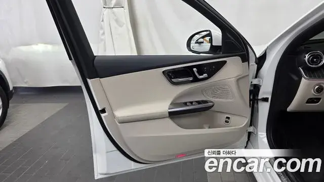 Mercedes-Benz C-Class 2025 — ფოტო 27/33