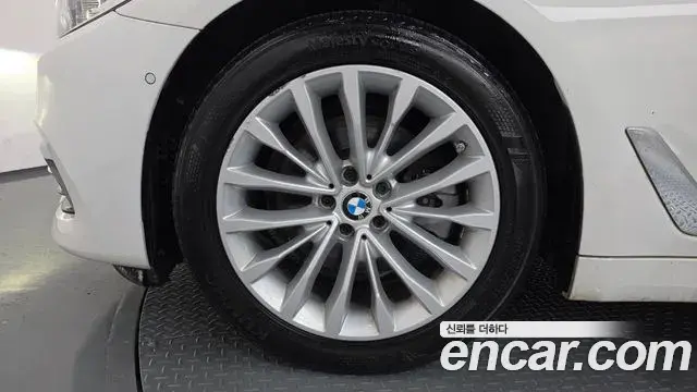 BMW 5 Series 2018 — Photo 8/20