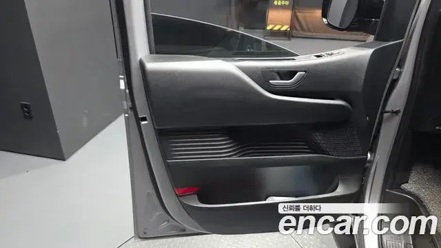 Hyundai Staria 2025 — Photo 18/31