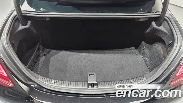 Mercedes-Benz C-Class 2019 — Şəkil 23/32
