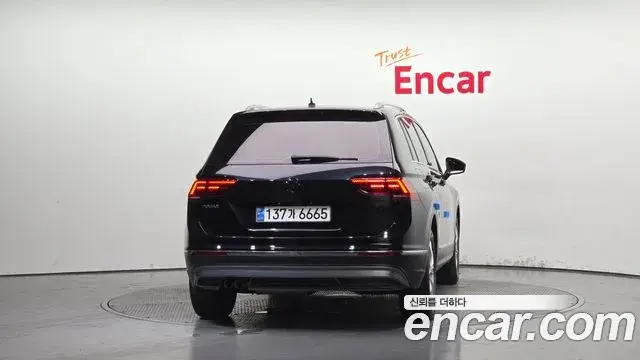 Volkswagen Tiguan 2018 — Şəkil 12/20