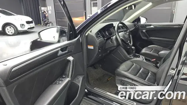 Volkswagen Tiguan 2018 — Şəkil 10/20