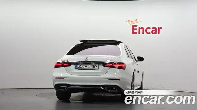 Mercedes-Benz E-Class 2022 — Şəkil 33/34
