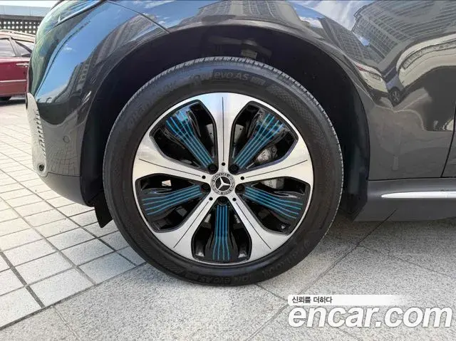 Mercedes-Benz EQC 2020 — ფოტო 13/20