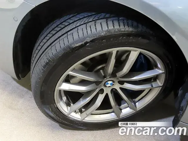 BMW 5 Series 2018 — Фото 19/20