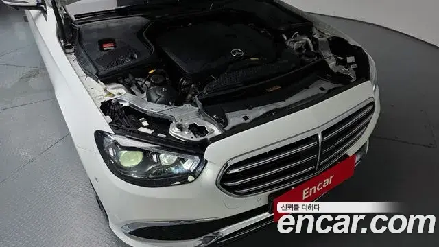 Mercedes-Benz E-Class 2023 — Photo 6/20