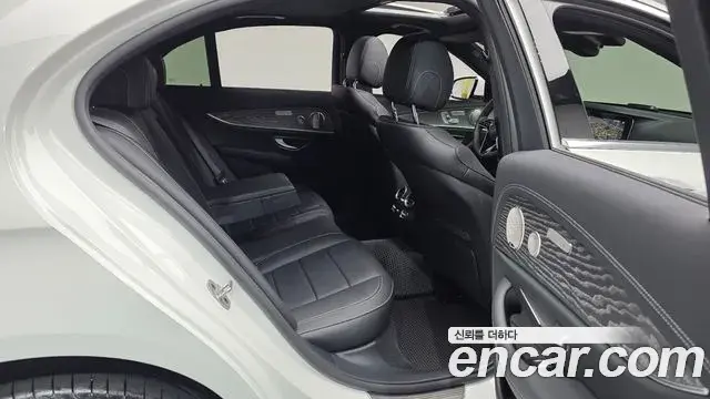 Mercedes-Benz E-Class 2023 — Photo 12/20