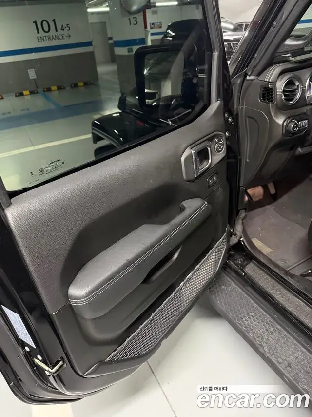 Jeep Wrangler 2023 — Фото 19/20