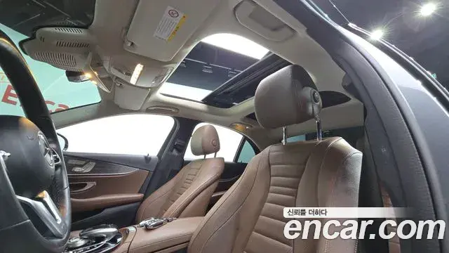 Mercedes-Benz E-Class 2020 — Фото 19/20