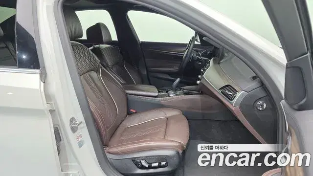 BMW 5 Series 2019 — Фото 11/20