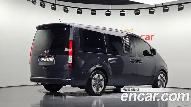 Hyundai Staria 2023 — Фото 1/20