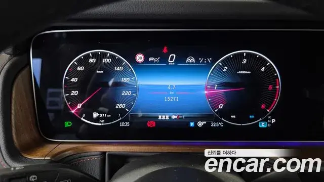Mercedes-Benz G-Class 2025 — Photo 18/33