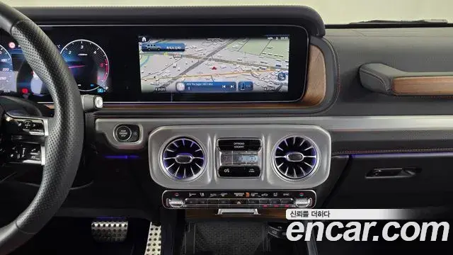 Mercedes-Benz G-Class 2025 — Photo 26/33