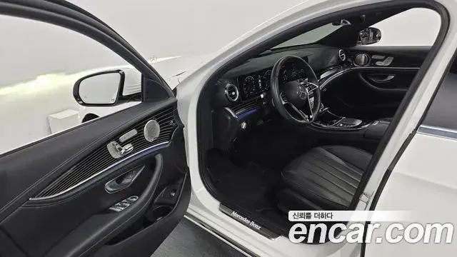 Mercedes-Benz E-Class 2021 — Photo 10/20