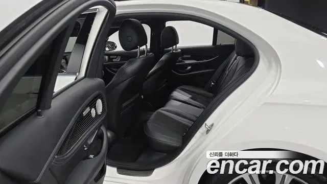 Mercedes-Benz E-Class 2021 — Photo 11/20