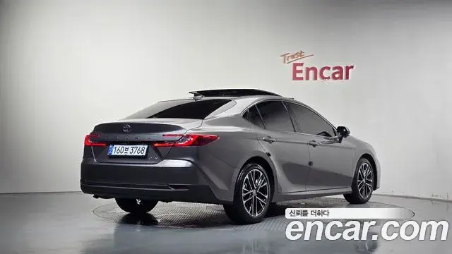 Toyota Camry 2025 — ფოტო 18/33
