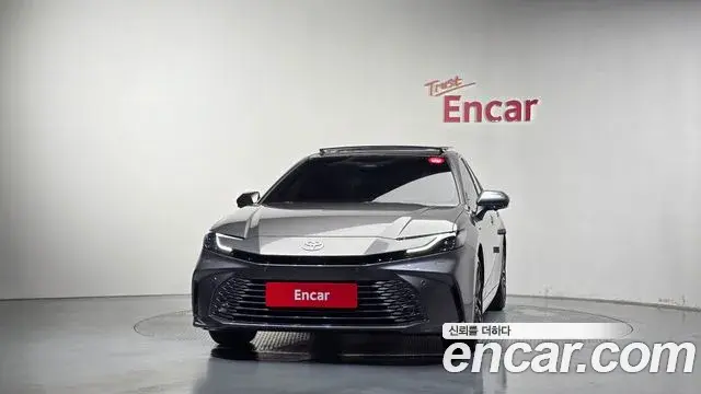 Toyota Camry 2025 — ფოტო 31/33