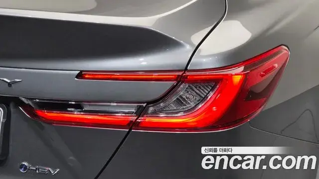 Toyota Camry 2025 — ფოტო 12/33