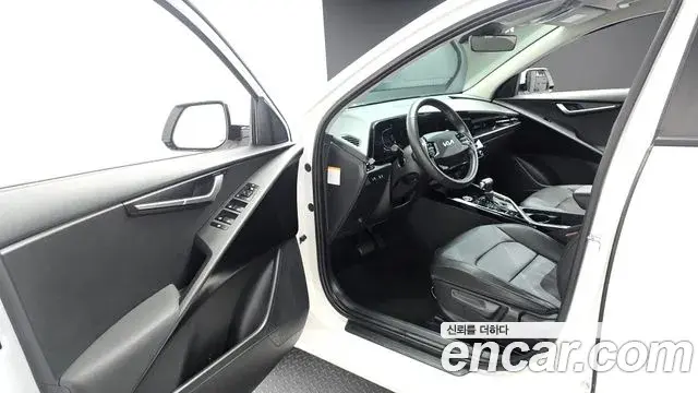 Kia Niro 2022 — Фото 10/20